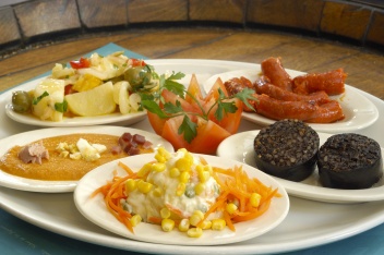 Five very popular traditional Spanish tapas are salmorejo (salmorejo), chorizo (chorizo), Russian salad (ensalada rusa), blood sausage (morcilla), Iberian sausages (embutidos ibéricos), and potato salad (ensalada de patatas). © Michelle Chaplow