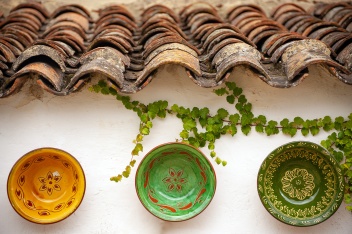 Traditional handmade ceramic plates in Galaroza © Michelle Chaplow