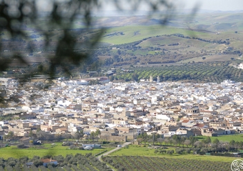 Nestled in the valley the village of Puerto Serrano © Michelle Chaplow