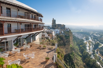 The Arcos Parador hotel and the Church of San Pedro © Michelle Chaplow