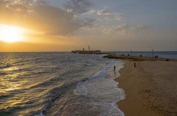 Sunset stroll to the Castle of San Sebastián along Paseo Fernando Quiñones — pure Cádiz magic © Michelle Chaplow
