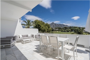 A beautiful apartment with spectacular views to Aloha Golf © Barbara Wood