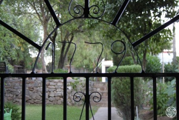 Dated gate ©Booking.com / El Estanque y El Almendro-The Royal Artillery Factory