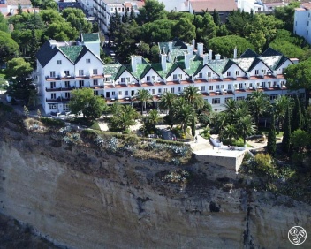 View of the facade of the hotel and its gardens. Photo (c) Hotel Reina Victoria