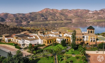 lake backdrop © Booking.com / B Bou Hotel La viñuela & Spa