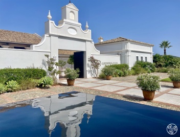 The entrance to the La Reserva Clubhouse © Michelle Chaplow