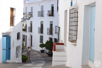 A narrow, cobbled street in Frigiliana winds between whitewashed houses under the warm Andalusian sun © Michelle Chaplow
