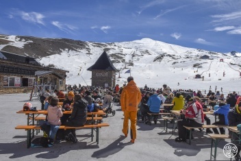 BORREGUILES (2,645M) © Michelle Chaplow