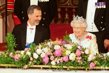 Queen Elizabeth II and King Felipe VI of Spain during the State Banquet at Buckingham Palace, London for the King's State Visit to the UK in 2017. © Alamy