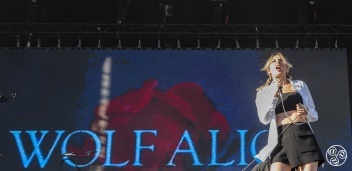 Wolf Alice on the Alhambra stage © Michelle Chaplow