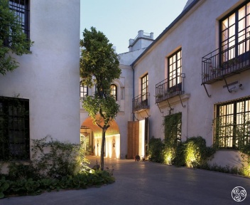 Dusk outside Hospes Palacio del Bailio ©Booking.com/Hospes Palacio del Bailio