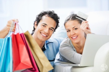 Happy couple shopping © iStock
