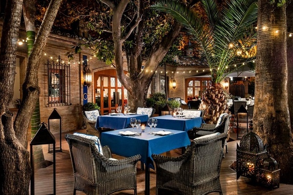 Al Fresco dining © Booking.com / Hotel Alfonso XIII, a Luxury Collection Hotel