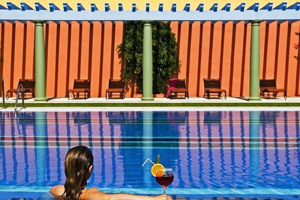 Drinks by the pool © Booking.com / Hotel Hacienda Montenmedio