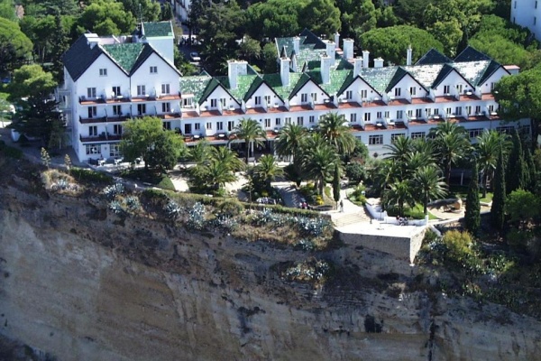 View of the facade of the hotel and its gardens. Photo (c) Hotel Reina Victoria