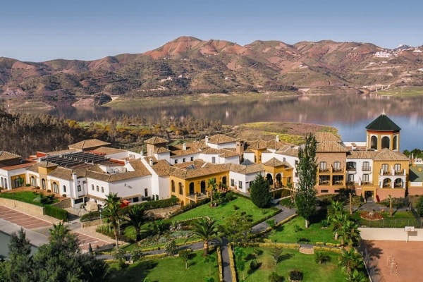 lake backdrop © Booking.com / B Bou Hotel La viñuela & Spa