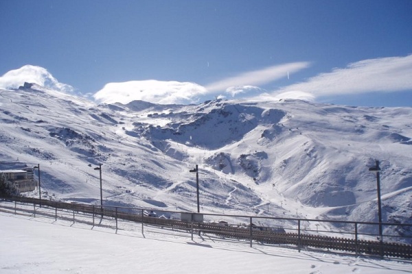 Snowy mountain and ski track views © Booking.com/Hotel Montesol Arttyco