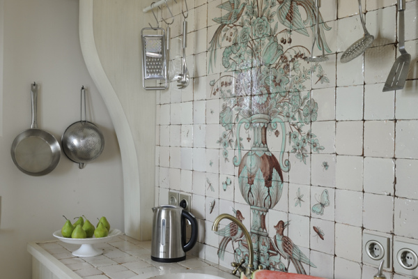 Brimming with vibrant produce, heart-healthy olive oil, and fresh fruits, the Mediterranean diet isn’t just a meal—it’s a sun-drenched lifestyle. © Michelle Chaplow