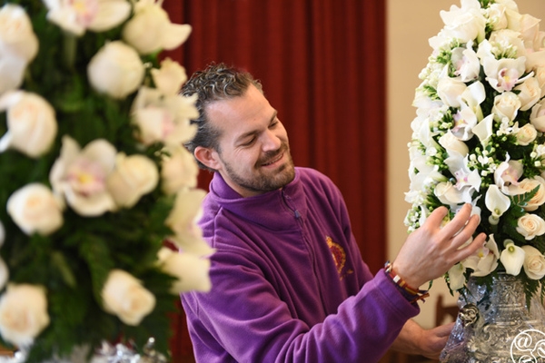  Final touches to the elaborate Semana Santa flowers © Michelle Chaplow