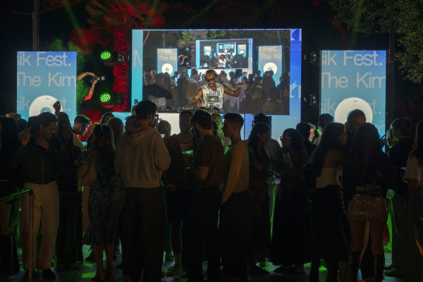 DJ Donnie Sunshine on stage 