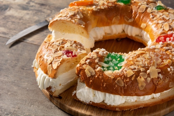 Breakfast is a special occasion on the Three Kings day, January 6th with the Three Kings’ Cake ( Roscón de Reyes) © istock