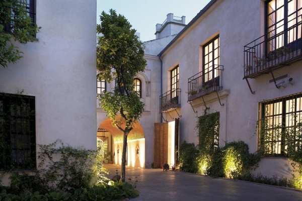 Dusk outside Hospes Palacio del Bailio ©Booking.com/Hospes Palacio del Bailio