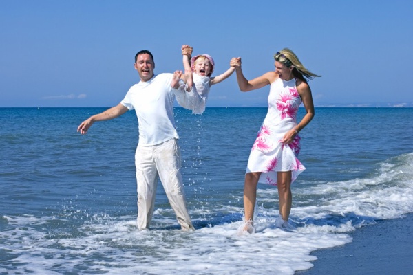 Family enjoying time together at the beach © iStock