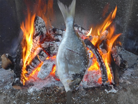 Delicious barbecued sea bream on the beach, a summer essential!