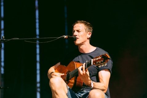 Charlie Cunningham opened up the Victoria stage as the hot summer sunshine beat down on the crowd. © Sharon Lopez
