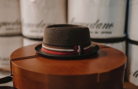 A gentleman’s hat, ready for a stylish stroll through Seville © Maquedano