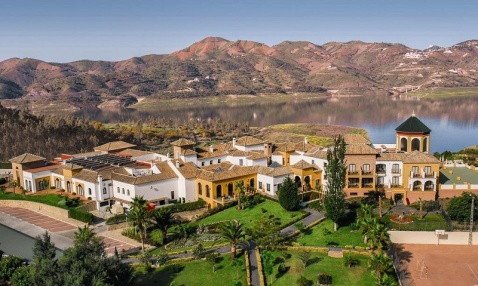 lake backdrop © Booking.com / B Bou Hotel La viñuela & Spa