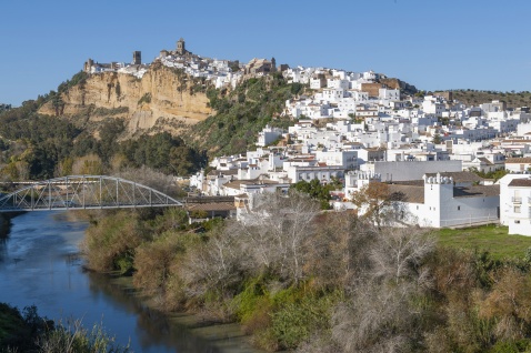 Arcos de la Frontera is one of Andalucia's most dramatically positioned pueblos blancos (white villages) © Michelle Chaplow