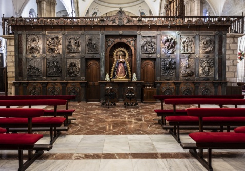 The elaborate baroque screen of the altar of the Virgin del Mayor Dolor © Michelle Chaplow