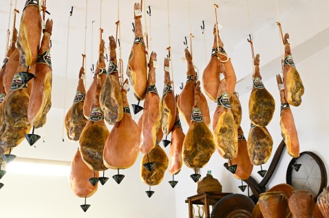 Jamón for sale in Trevélez, a village in Spain’s Alpujarras region, benefits from its high-altitude, cool, and dry mountain air, allowing for a slow, natural maturation process. This results in a delicately flavored, low-salt ham that is highly prized for its quality and authenticity © Michelle Chaplow