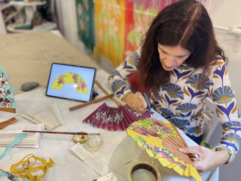  Silvia Ramos hand painting a traditional fan. © Artist