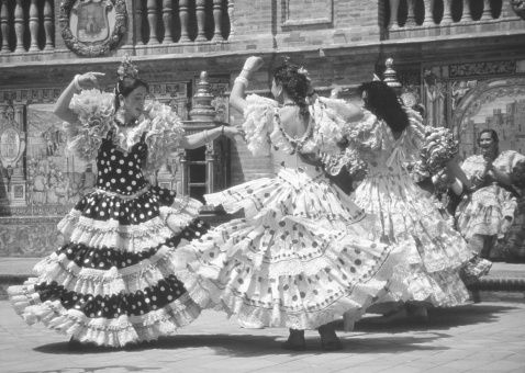 Dancing sevillanas in Plaza de España, Seville. 1996 © Michelle Chaplow © Michelle Chaplow
