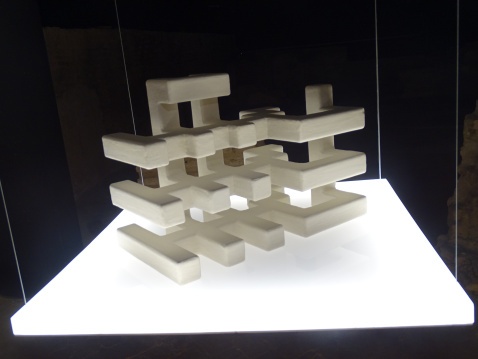 Templum&nbsp;veritatis&nbsp;occultae features interlocking white grids. © Fiona Flores-Watson