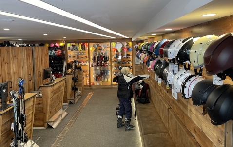 There are plenty of options in Pradollano to rent of buy ski and snowboarding equiptment