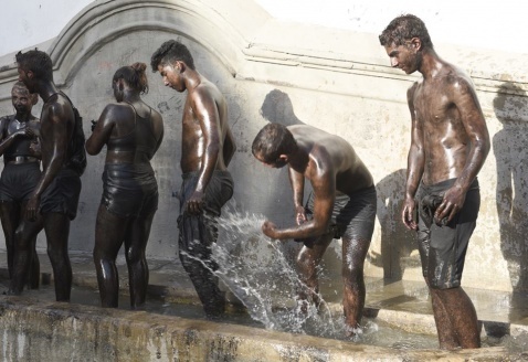 Cooling off in a fountain in Baza © Michelle Chaplow