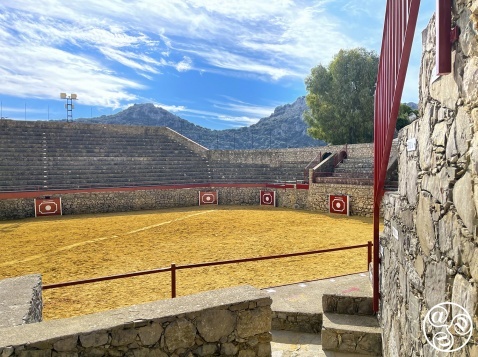 The bullring of Villaluenga del Rosario, is not round, it´s unusually hexagaonal