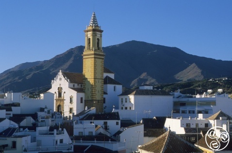 Estepona rooftops, church and Sierra Bermeja © Michelle Chaplow