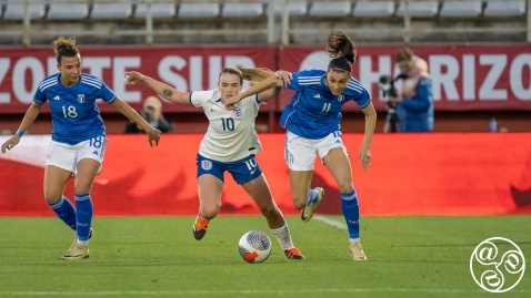 Clinton & Bonfantini fighting for possession during England vs Italy in Algeciras © Andres Lopez Sheridan