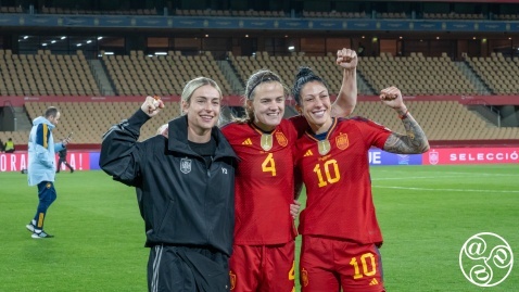 Alexia Putellas, Irene Paredes & Jenny Hermoso celebrating the 2023-24 UEFA Nations League © Andres Lopez Sheridan