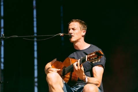 Charlie Cunningham opened up the Victoria stage as the hot summer sunshine beat down on the crowd. © Sharon Lopez Charlie Cunningham opened up the Victoria stage as the hot summer sunshine beat down on the crowd. © Sharon Lopez