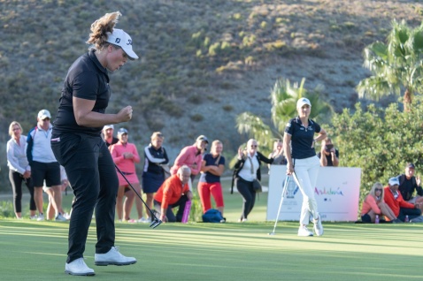 Caroline Hedwall makes her winning putt in Costa del Sol Open