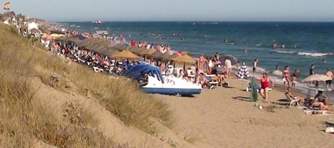 Parts of Playa Alicate are backed by small sand dunes