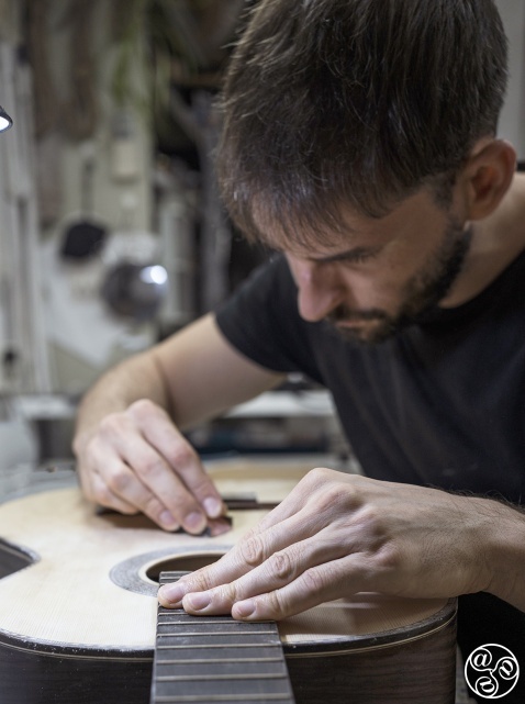 "To become a guitar-maker, the most important thing tis the talent and passion you put into it" Diego Cabeza © Fernando Rojas 