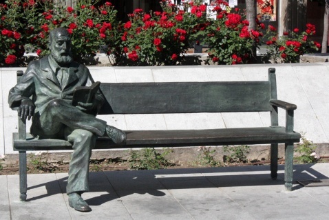Statue of Pedro Alarcon in Avenida de la Constitución, Granada ©TL4LT