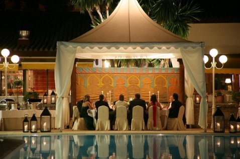 Evening banquet by the pool © Booking.com / Hotel Jerez & Spa