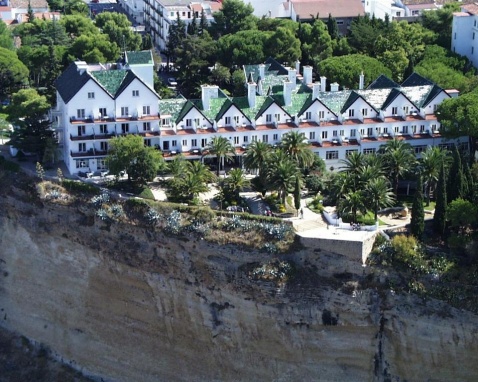View of the facade of the hotel and its gardens. Photo (c) Hotel Reina Victoria